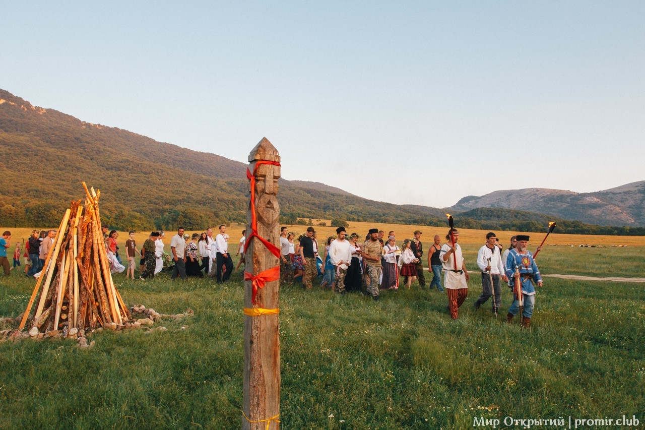 Шествие на празднике «Купальские огни», Байдарская долина
