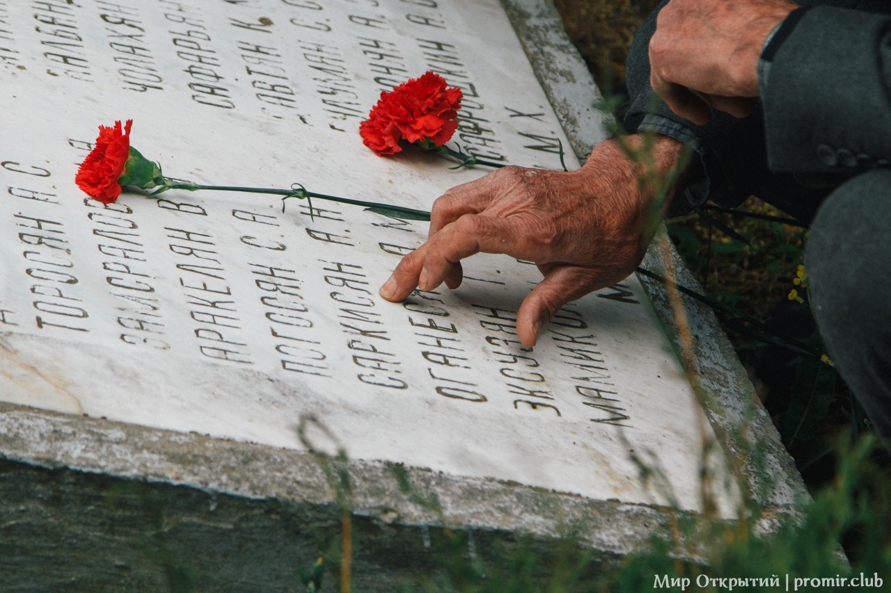 Чествование ветеранов на мемориальном кладбище, Севастополь