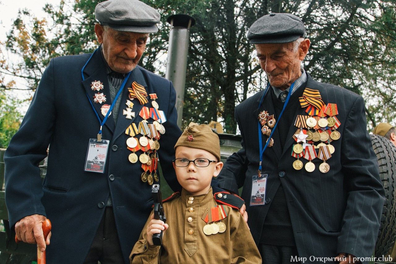 Чествование ветеранов на мемориальном кладбище, Севастополь