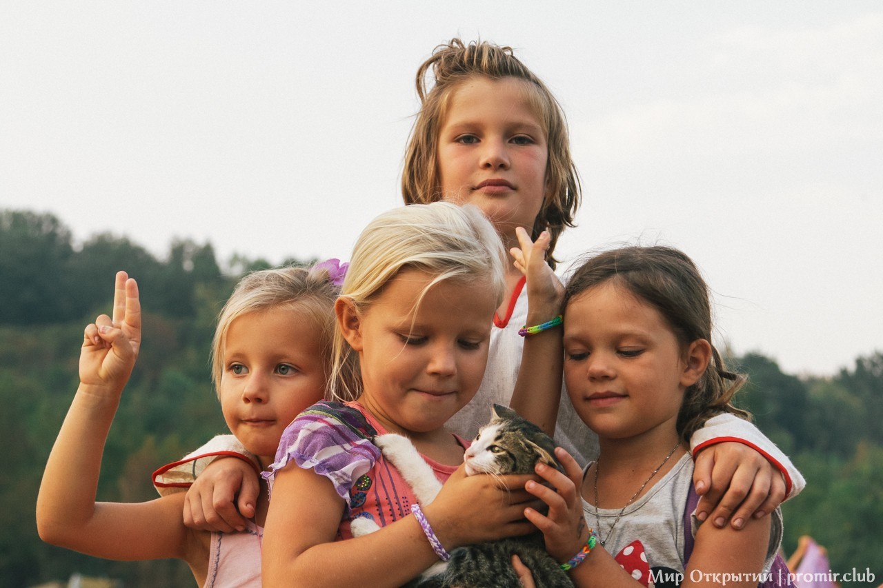 Дети на фестивале, долина реки Жане, Краснодарский край